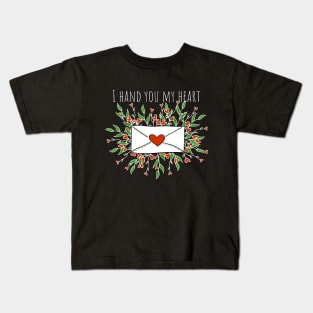 I hand you my heart Kids T-Shirt